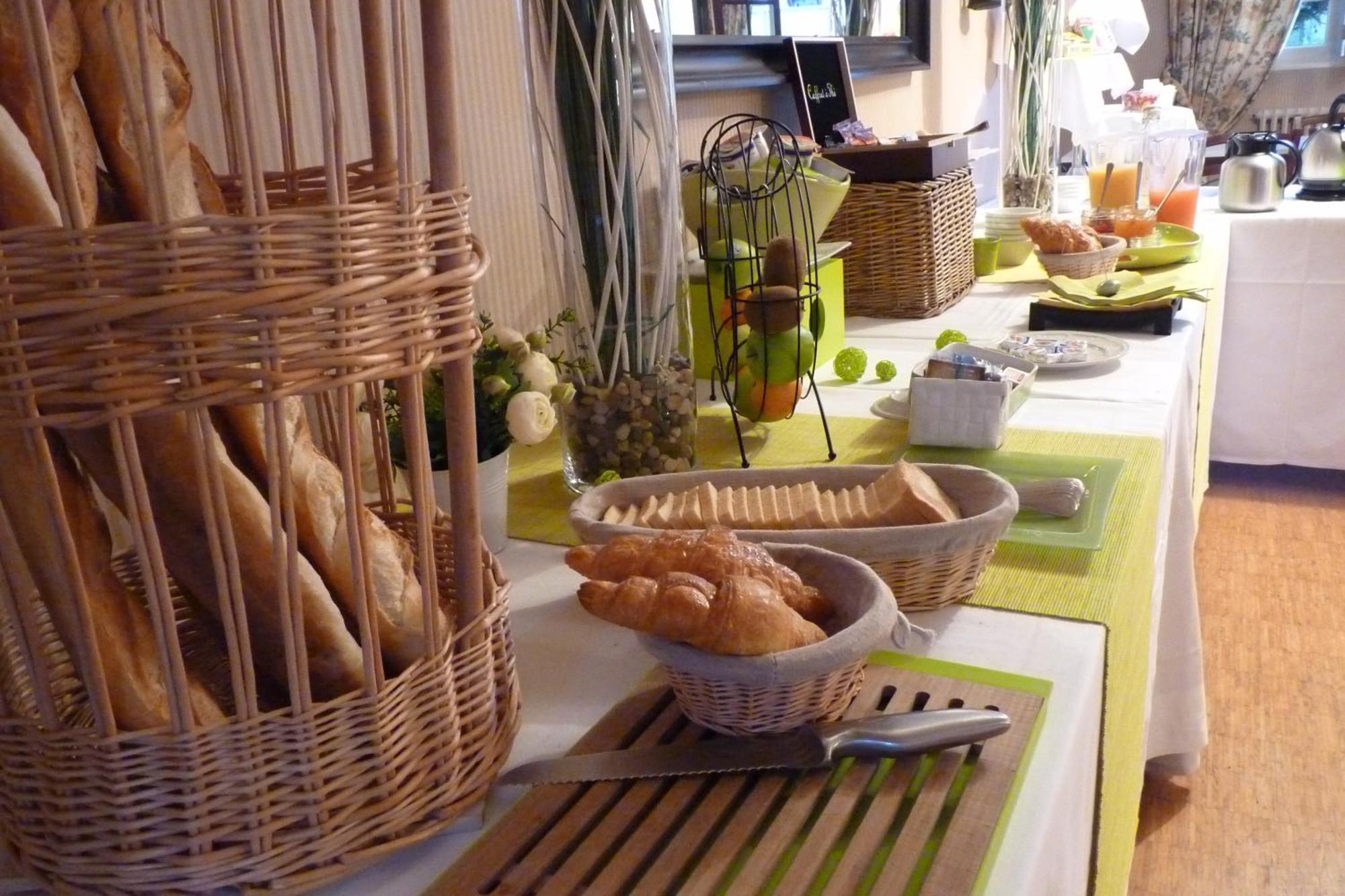 Hotel-Restaurant La P'Tite Auberge Lillebonne Экстерьер фото