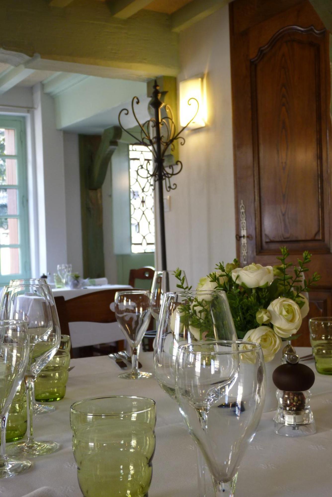 Hotel-Restaurant La P'Tite Auberge Lillebonne Экстерьер фото