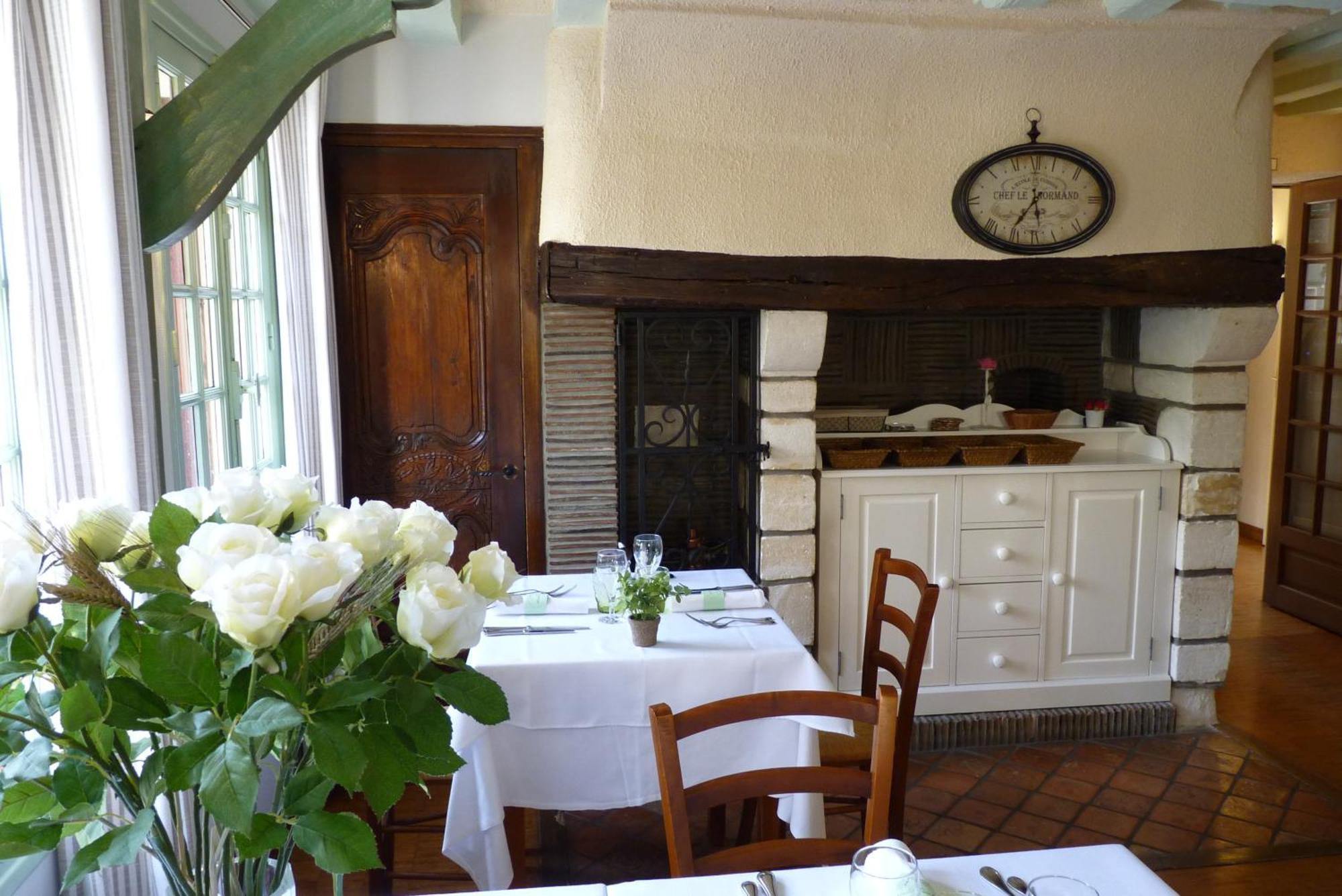 Hotel-Restaurant La P'Tite Auberge Lillebonne Экстерьер фото