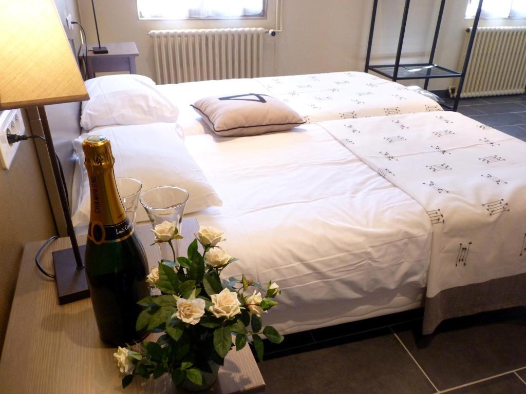 Hotel-Restaurant La P'Tite Auberge Lillebonne Номер фото