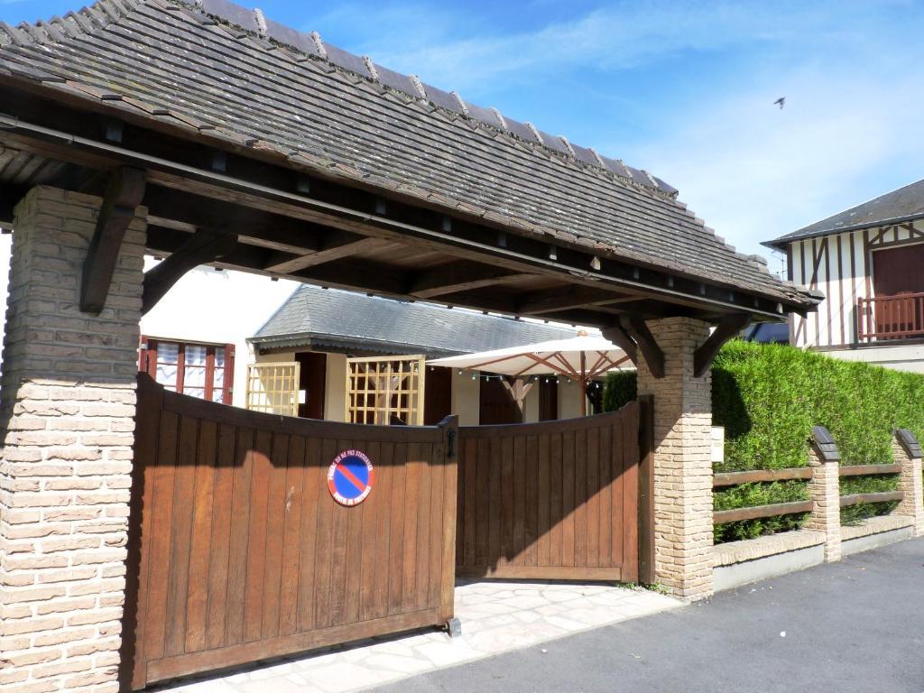 Hotel-Restaurant La P'Tite Auberge Lillebonne Экстерьер фото